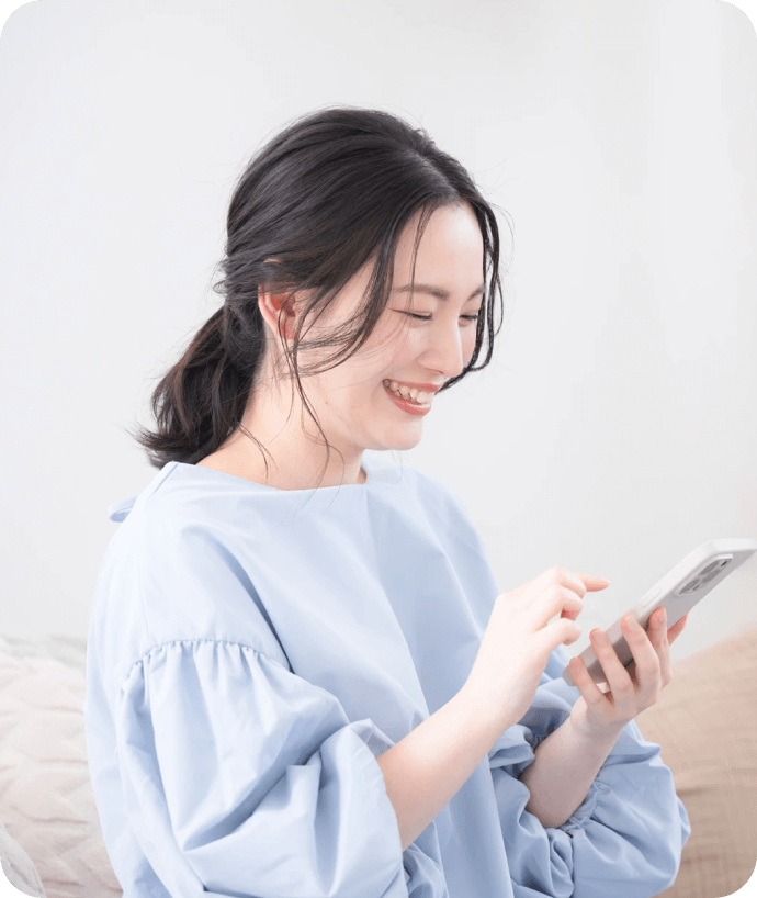 電話やLINEで相談している様子