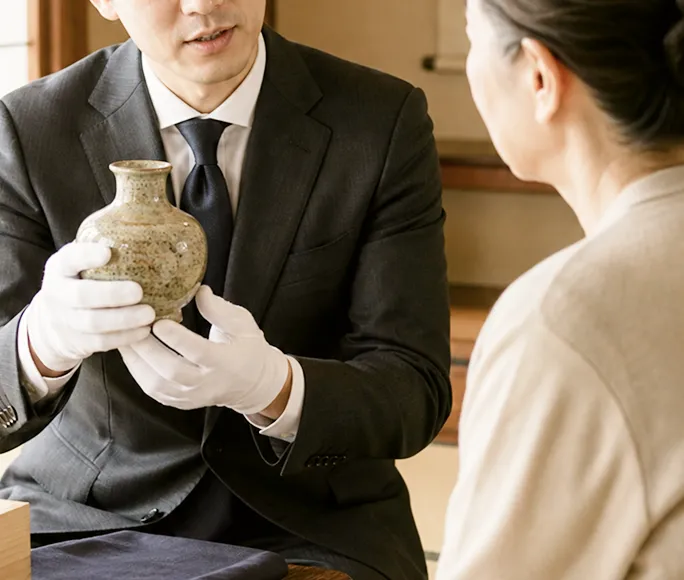 査定員が品物を説明する様子